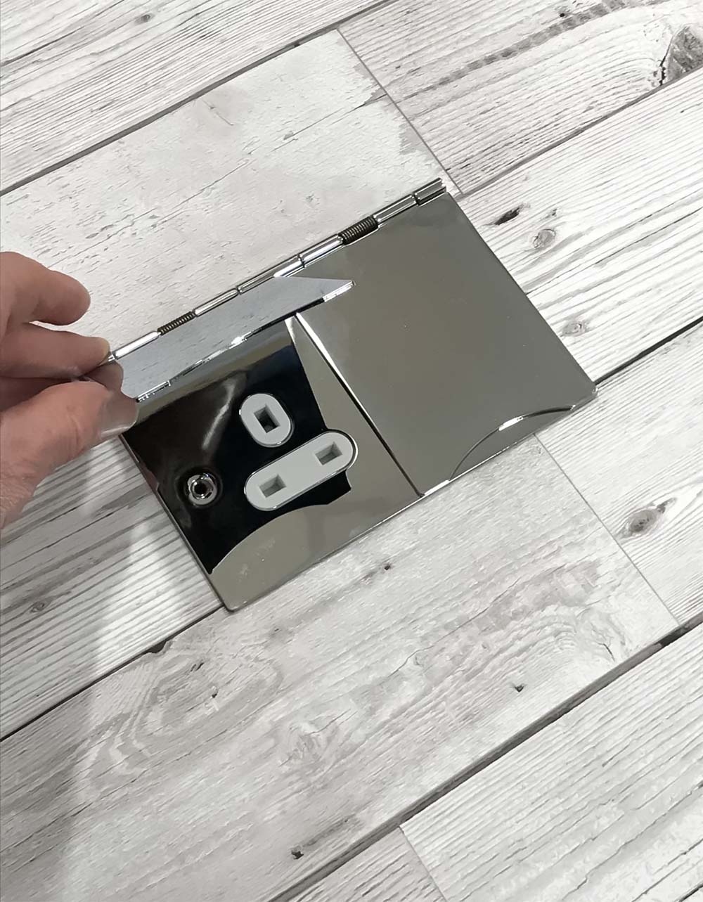 ổ cắm điện âm sàn thường được thiết kế mỏng, phẳng và nhỏ gọn