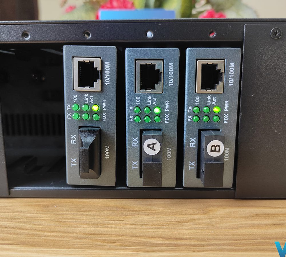 Bộ khung nguồn tập trung converter quang 14 cổng Upcom