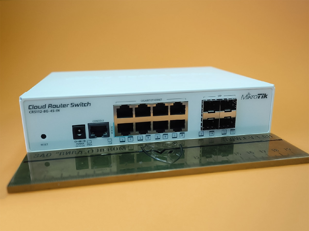 Switch chia mạng Mikrotik CRS112-8G-4S-IN
