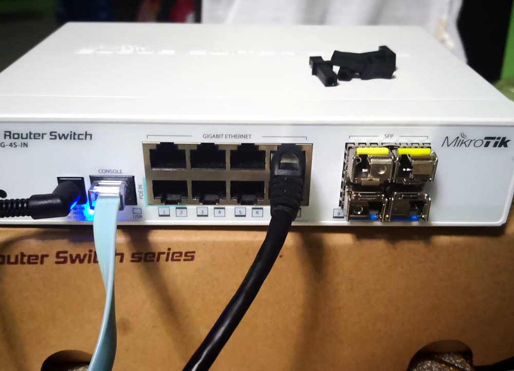 Switch chia mạng Mikrotik CRS112-8G-4S-IN