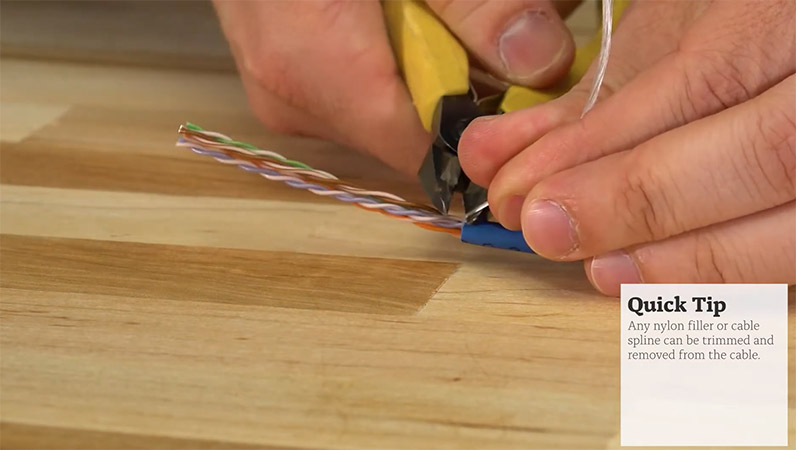 hình ảnh dùng kéo bấm để loại bỏ phần thừa của dây mạng