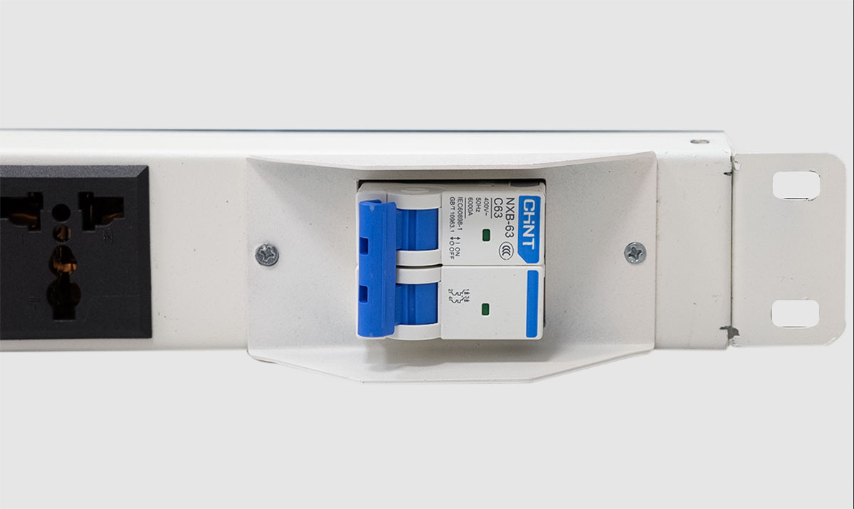 Thanh nguồn PDU 6 ổ đa năng có attomat Maxtel – MTPDU-6