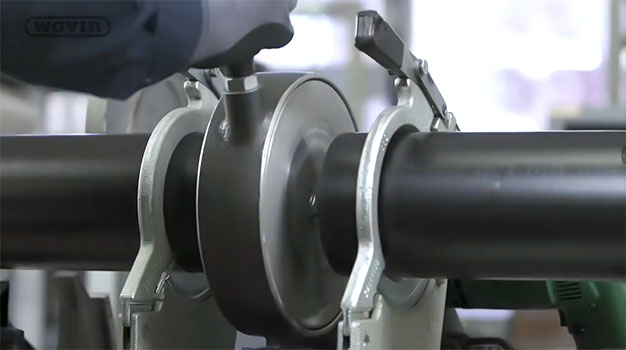 dùng máy bào làm phẳng bề mặt 2 ống HDPE