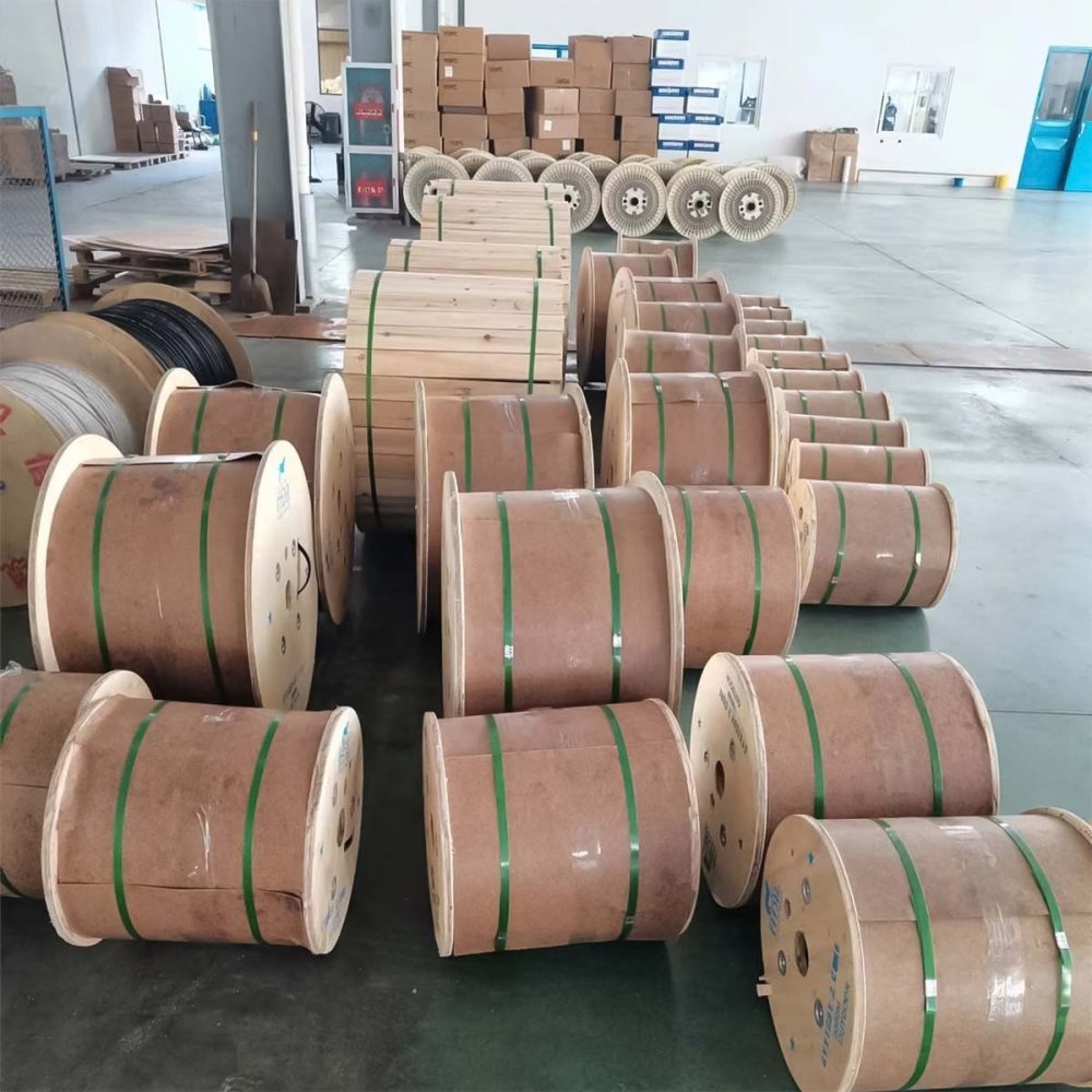 Cáp quang đệm chặt ngoài trời 1FO, 2FO, 4FO HDPRO (Có dây căng)