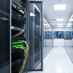 Converter 24 cổng SFP + 2 cổng RJ45 HDtec được lắp đặt trong phòng server doanh nghiệp hiện đại