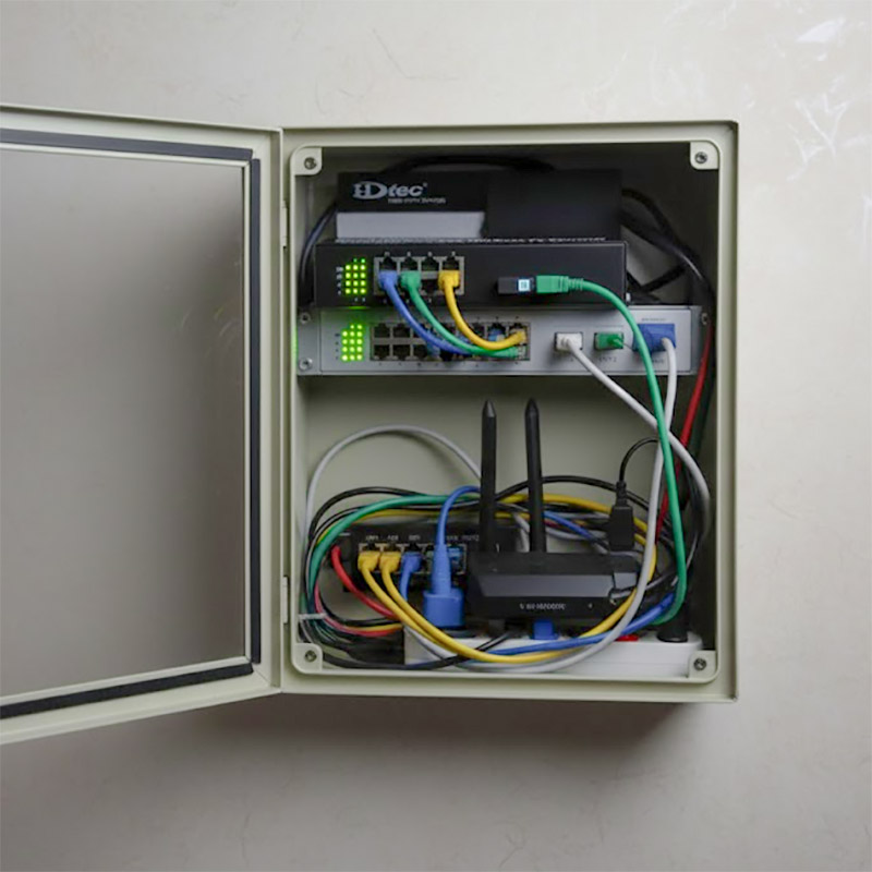 Converter Switch PoE 8 cổng 100M HDtec được lắp đặt trong tủ mạng gia đình