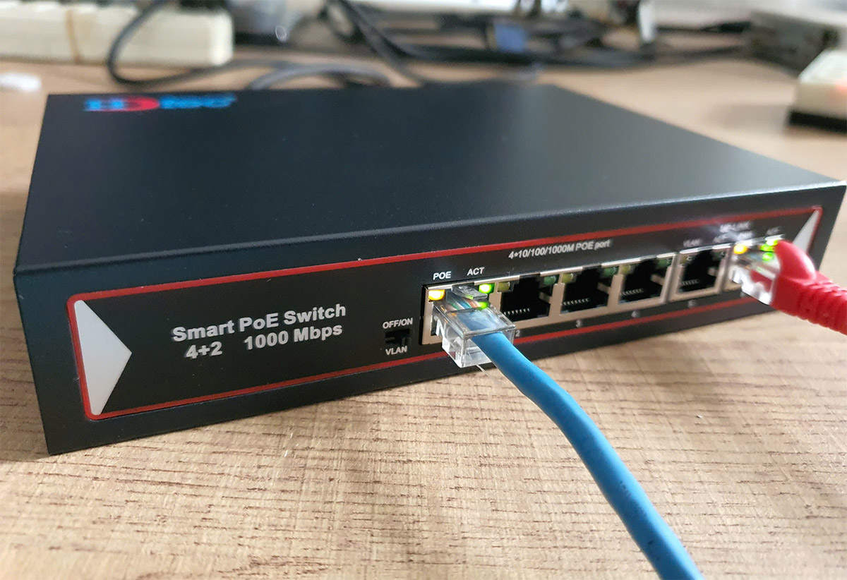 Switch PoE 4 cổng 1G (1)