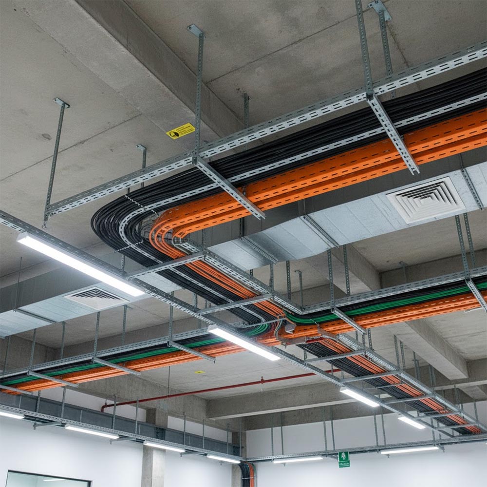 hệ thống thang cáp được lắp đặt chuyên nghiệp trên trần nhà