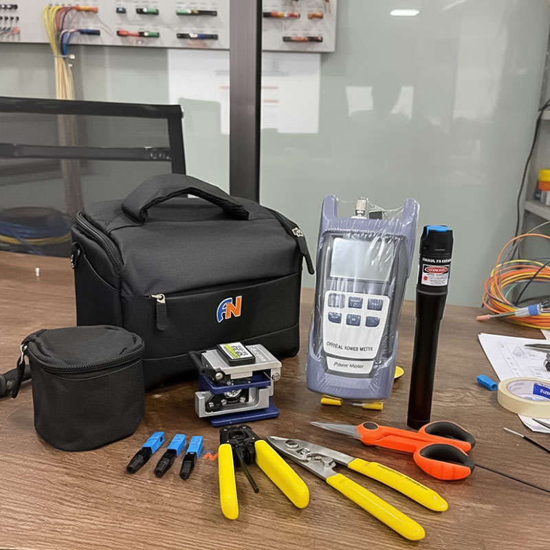 Các thiết bị trong Bộ dụng cụ thi công cáp quang ANCOMTECK ACT-TK07 được đặt trong nhà kho Các thiết bị trong Bộ dụng cụ thi công cáp quang ANCOMTECK ACT-TK07 được đặt trong nhà kho