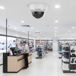 Camera DOME hồng ngoại HUVIRON HU-ND221DT_I3E 2MP được lắp đặt trên trần cửa hàng