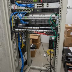 Patch panel ANCOMTECK 16 cổng ACT-16S1U được lắp đặt trong hệ thống tủ mạng