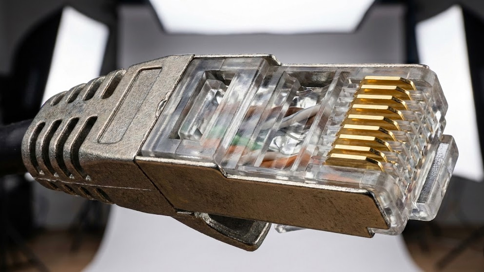 hạt nhựa nhưng được khoác thêm một lớp vỏ kim loại bên ngoài