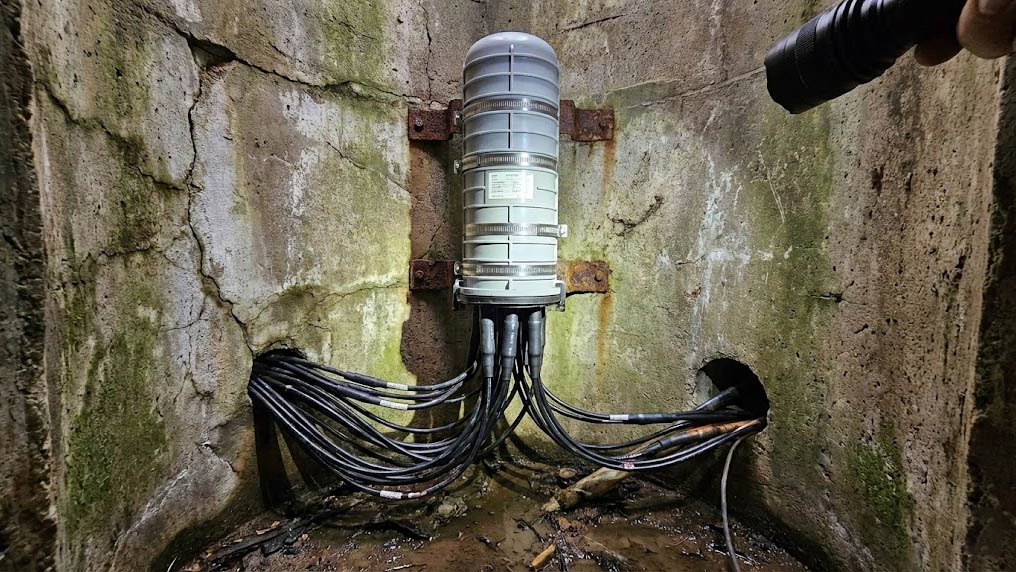 măng xông quang mũ chụp trong môi trường hố ga