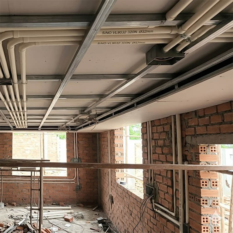 ứng dụng thực tế của Ống nhựa cứng luồn dây điện Sino VL9032 320N dưới trần nhà